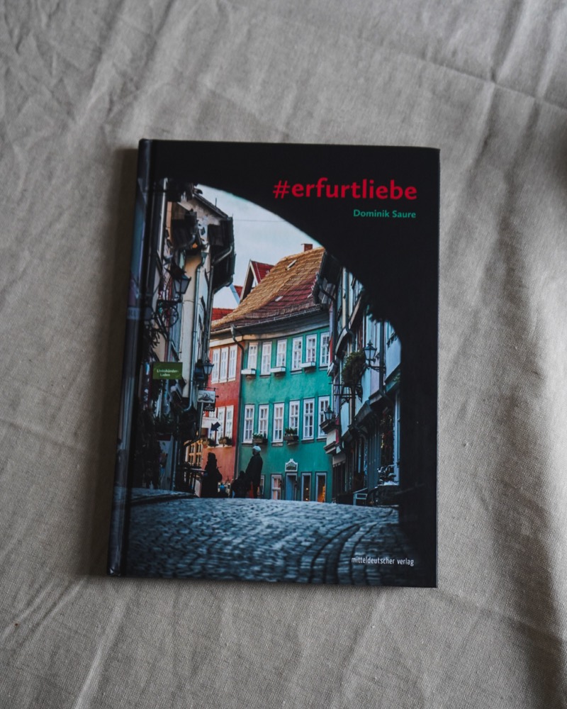 Der Bildband #erfurtliebe liegt auf hellem Leinen