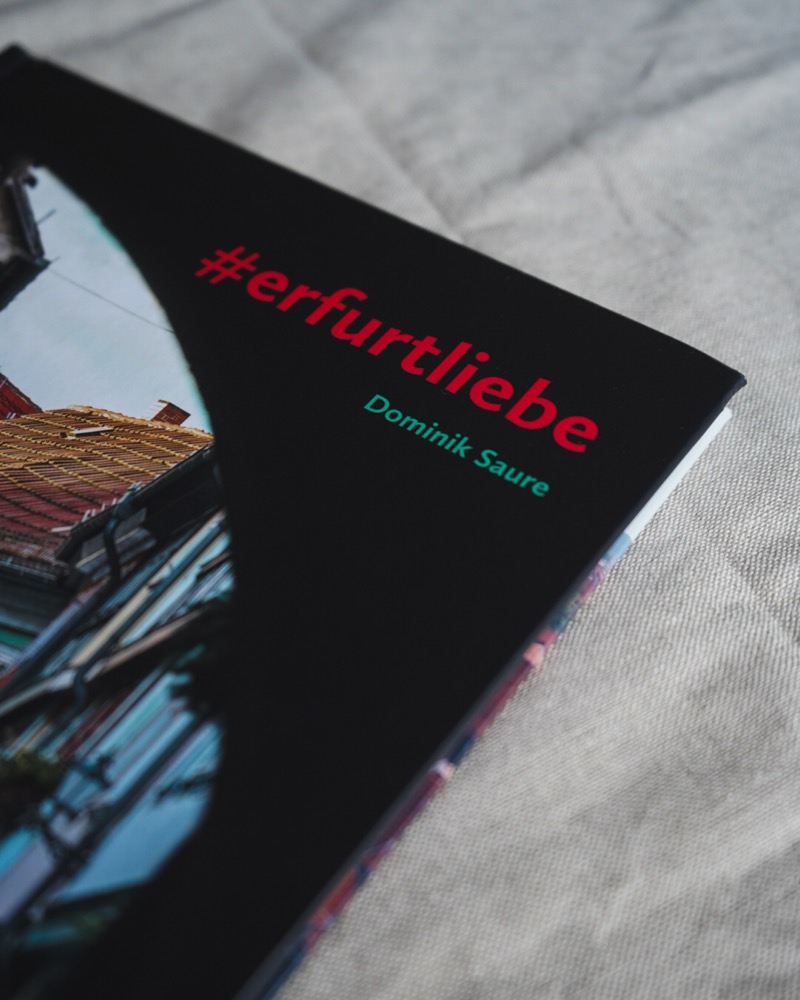 Titel des Bildbands #erfurtliebe in Rot auf dunklem Einband