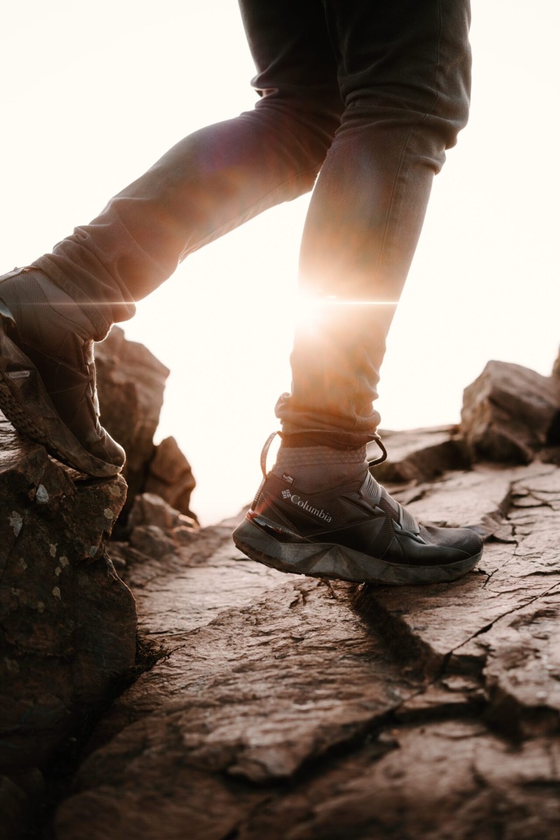 Wanderschuhe von Columbia auf einem Felsen im Gegenlicht der tief stehenden Sonne